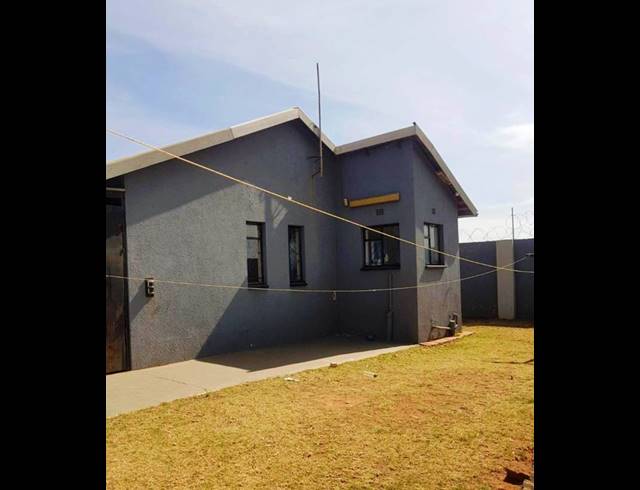 4 BEDROOM HOUSE FOR SALE IN LENASIA EXT 10